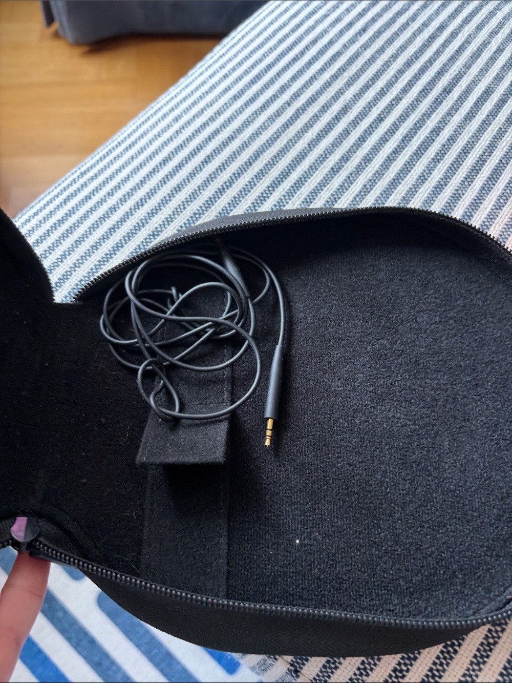 Bose Over-Ear Wireless Headphones - Black - Picture 4 of 6